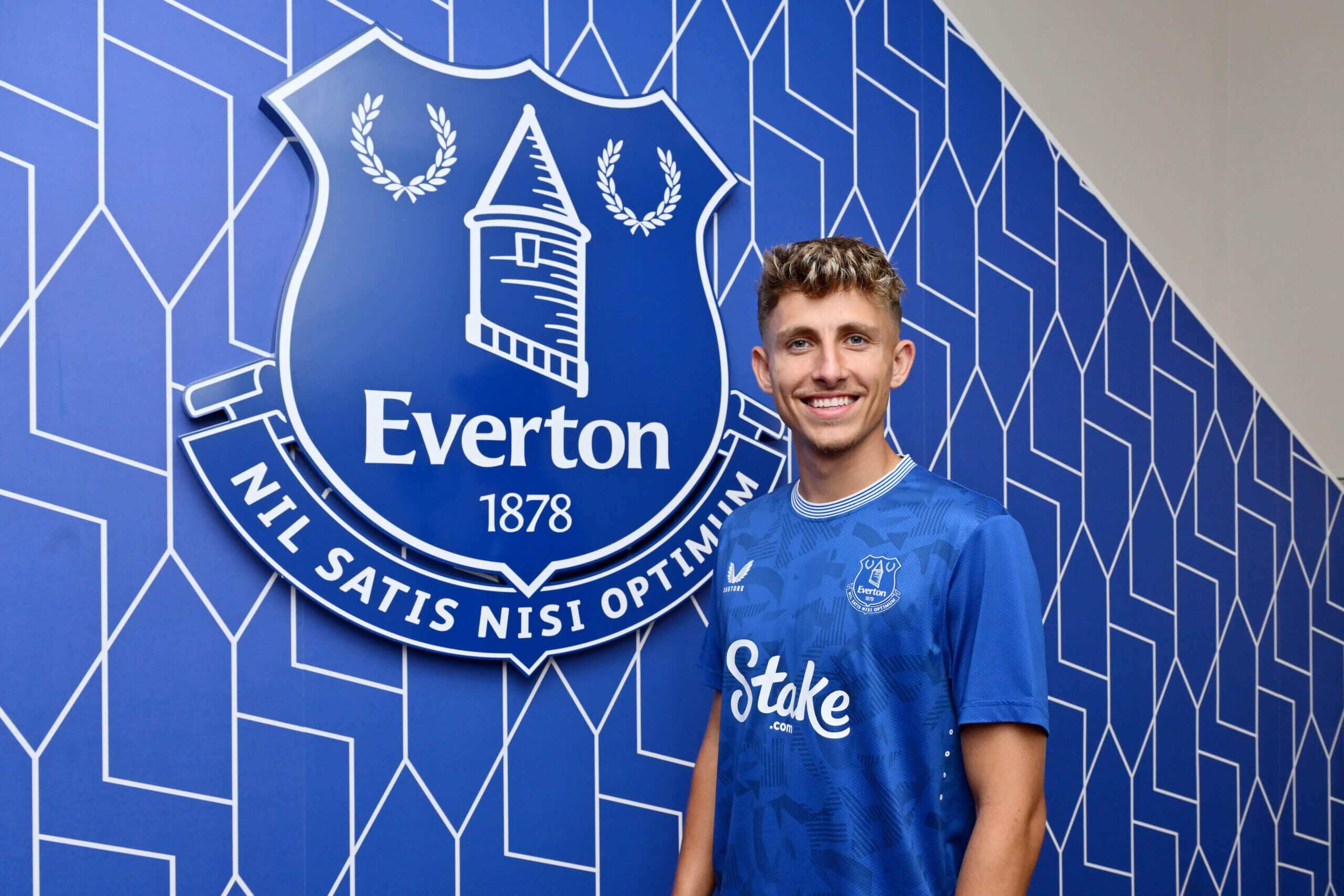 Everton Sign Jesper Lindstrom
