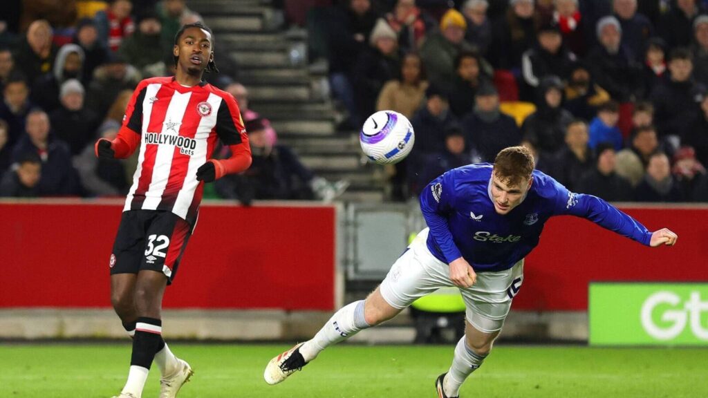 BRENTFORD, ENGLAND - FEBRUARY 26: Jake O'Brien of Everton scores his team's first goal under pressure from Paris Maghoma of Brentford during the Premier League match between Brentford FC and Everton FC at Brentford Community Stadium on February 26, 2025 in Brentford, England. (Photo by Richard Heathcote/Getty Images)