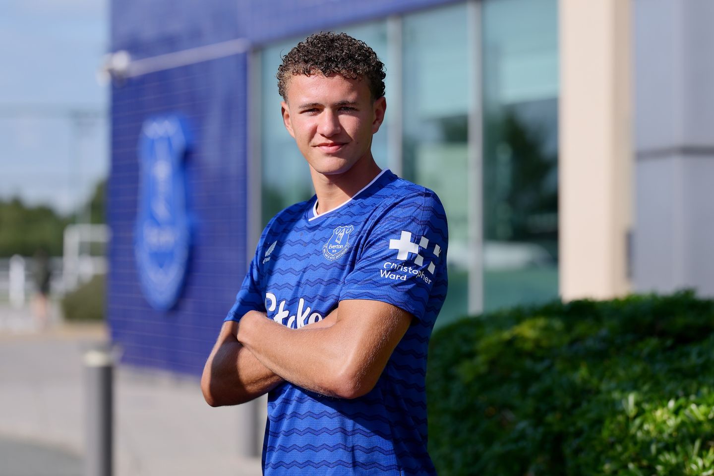 Josh van Schoor Signs Everton Contract