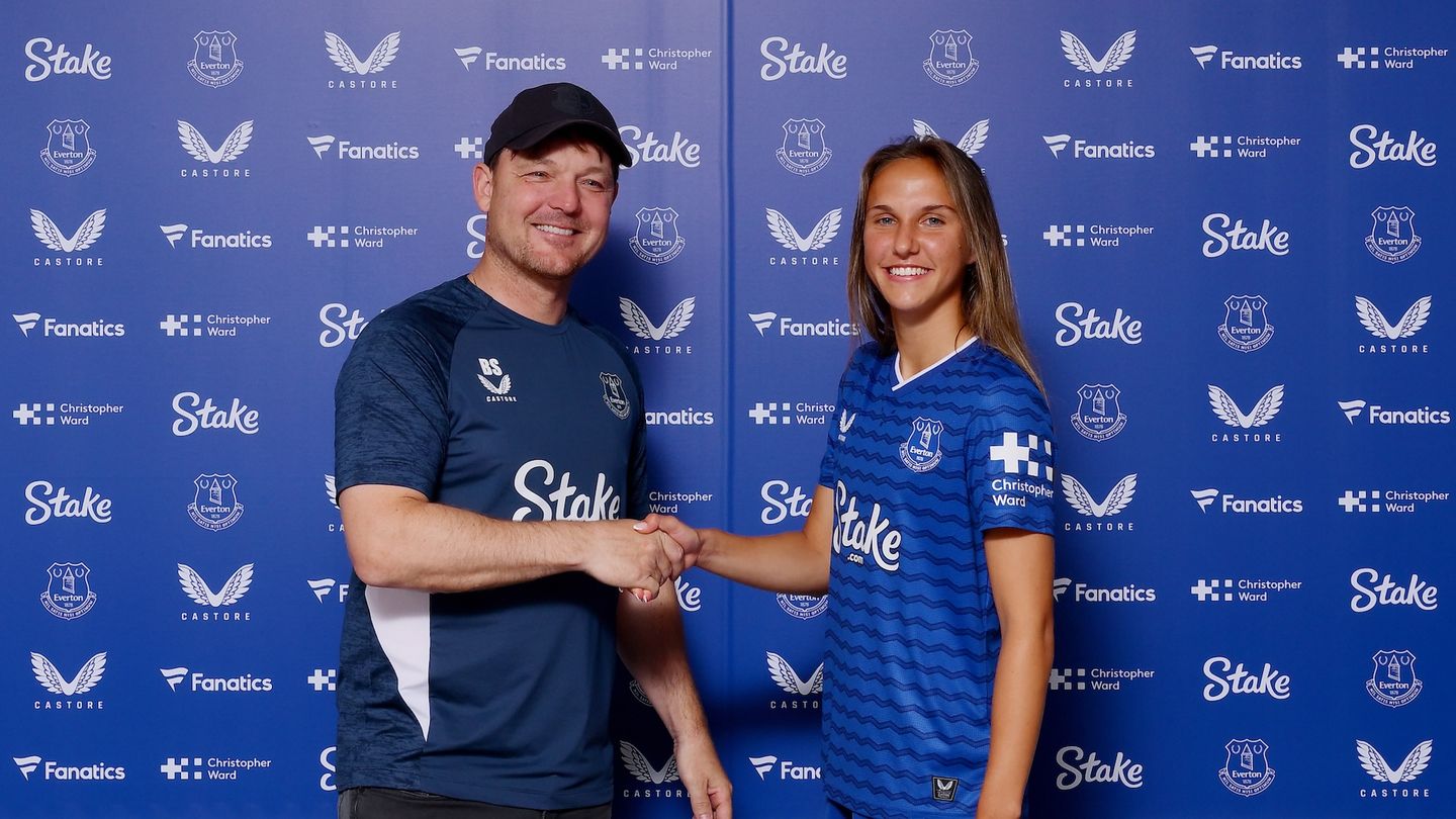Everton Sign Van Gool